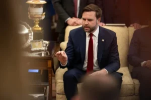 Венс контактував із військовими командувачами щодо оцінки війни з Іраном – NYT