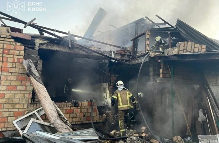 Рятувальники показали наслідки ранкової атаки на Київ (фото)
