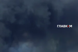 Ворожі дрони атакували Київ, у Дніпровському районі палають склади