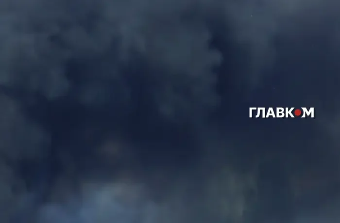 Ворожі дрони атакували Київ, у Дніпровському районі палають склади