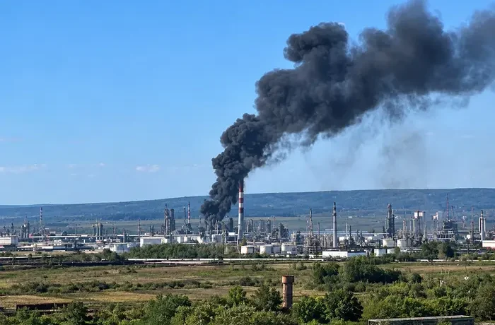 Зеленський підтвердив удари по російських НПЗ у трьох регіонах РФ