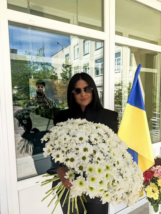 Валерія Шитоцька біля меморіальної дошки, присвяченої пам’яті захисника України Сергія Шитоцького
