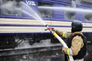 Окупанти вдарили по пасажирському потягу до Херсона: є поранена