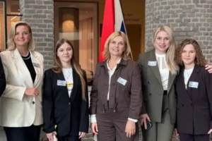 «Ми обрали Україну»: історія сестер із Донецька вразила парламент Нідерландів