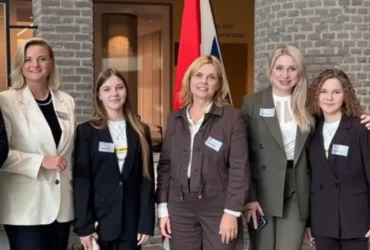 «Ми обрали Україну»: історія сестер із Донецька вразила парламент Нідерландів