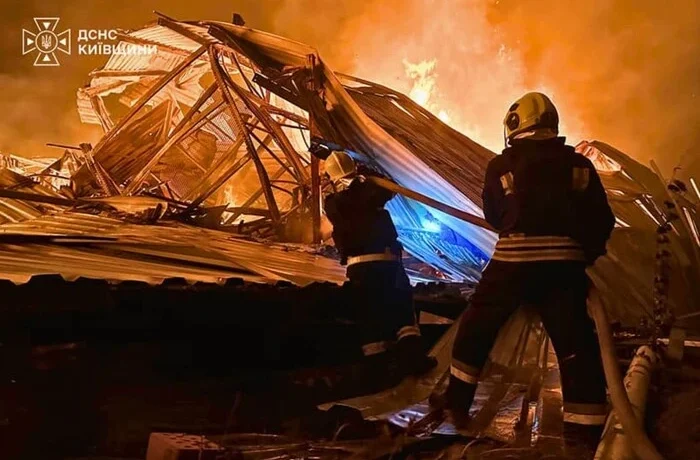Атака на Київщину: у Бучанському районі палає підприємство