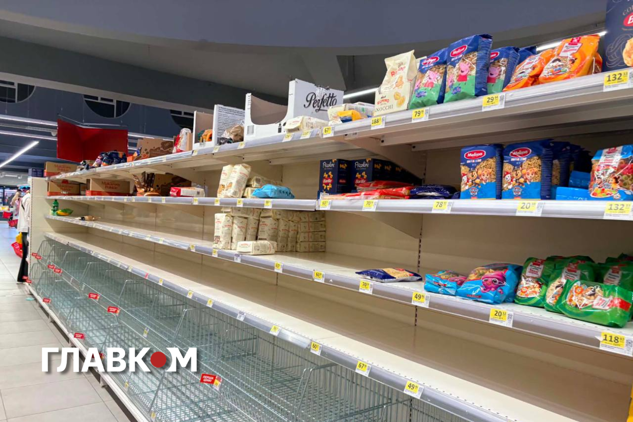 Полиці з крупами та макаронами подекуди практично спорожніли