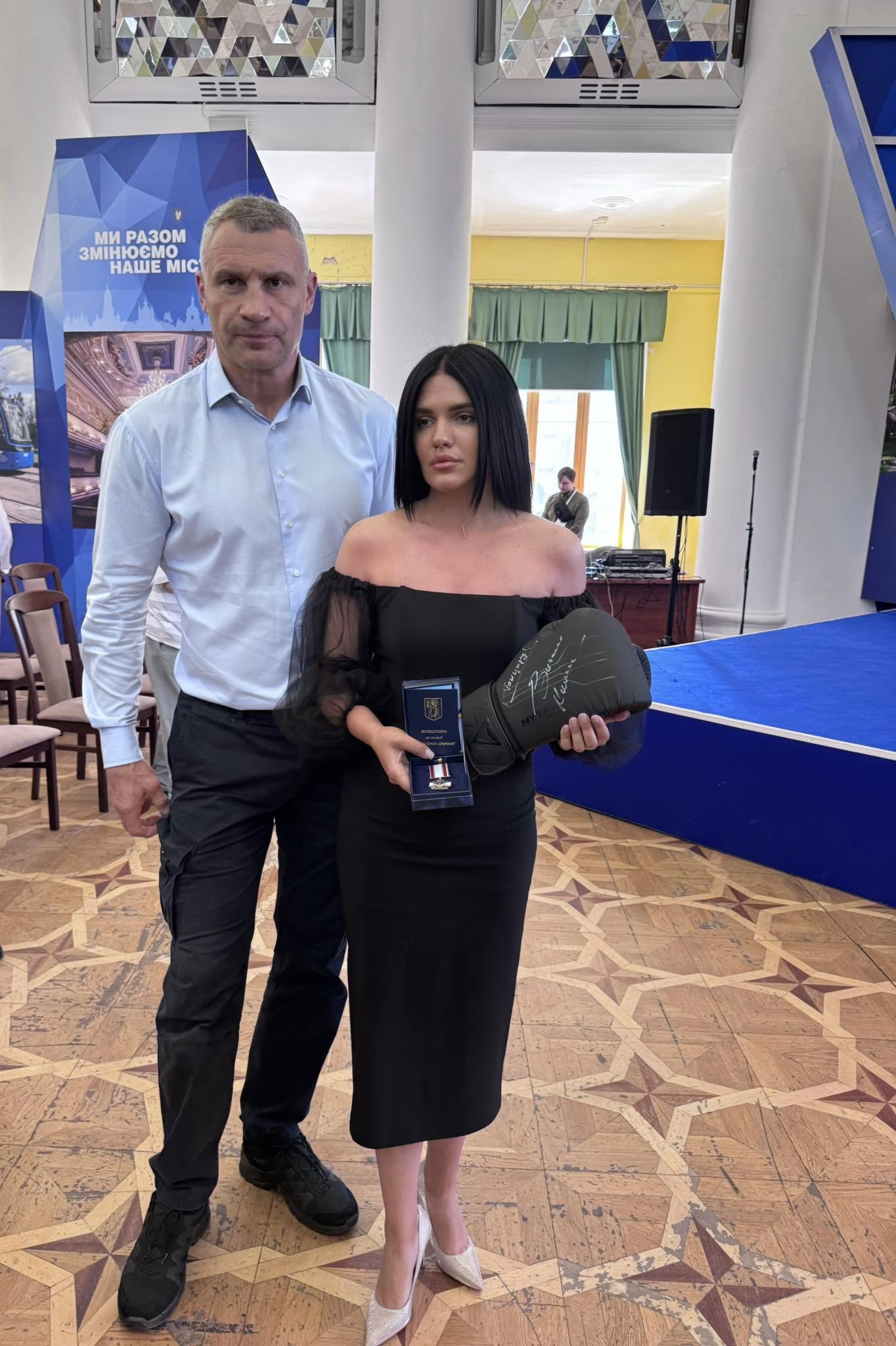 Мер Києва Віталій Кличко вручив дружині захисника Валерії Шитоцькій медаль Честь. Слава. Держава»