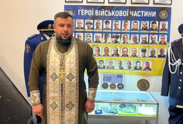 «Ставлю свічку «За здравіє», а батюшка співає «За упокій». Скандал зі стелою пам’яті у Полтаві