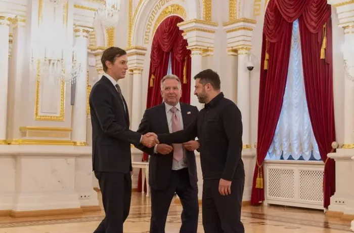 Посланці Трампа передали Зеленському оновлений мирний план: FT розповіли деталі