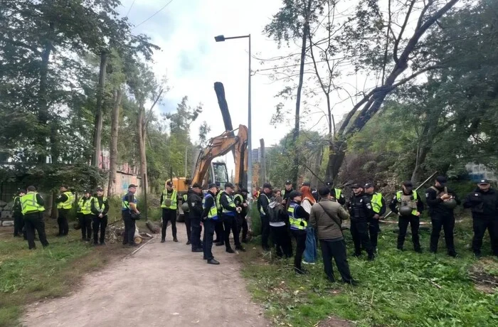 Скандал довкола теплотраси на Теремках. Під час протесту травмувалася жінка