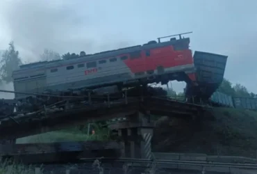 У Росії після атаки дронів обвалився міст: з рейок зійшли десятки вагонів