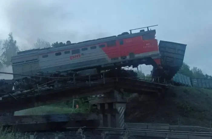У Росії після атаки дронів обвалився міст: з рейок зійшли десятки вагонів