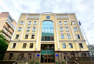 Росія пошкодила будівлю Вищої ради правосуддя в Києві, є постраждалі (відео)