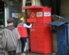 «З чого їх роблять?»: біля атакованого РФ будинку в Києві помічено вцілілий поштомат