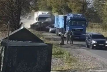 Масштабна ДТП у Тячеві. Вантажівка протаранила автівки перед блокпостом