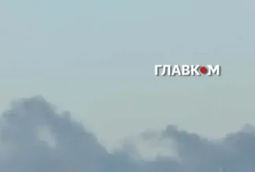 У Києві після удару окупантів спалахнув виставковий центр