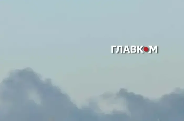 У Києві після удару окупантів спалахнув виставковий центр