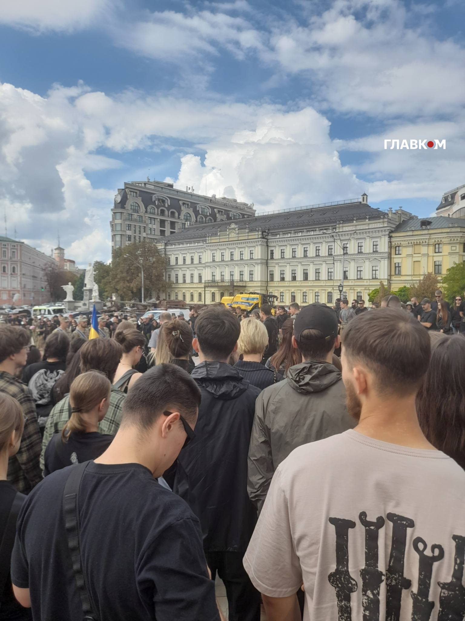 Попрощатися з воїном прийшли понад сотня людей: рідні, побратими, друзі та містяни