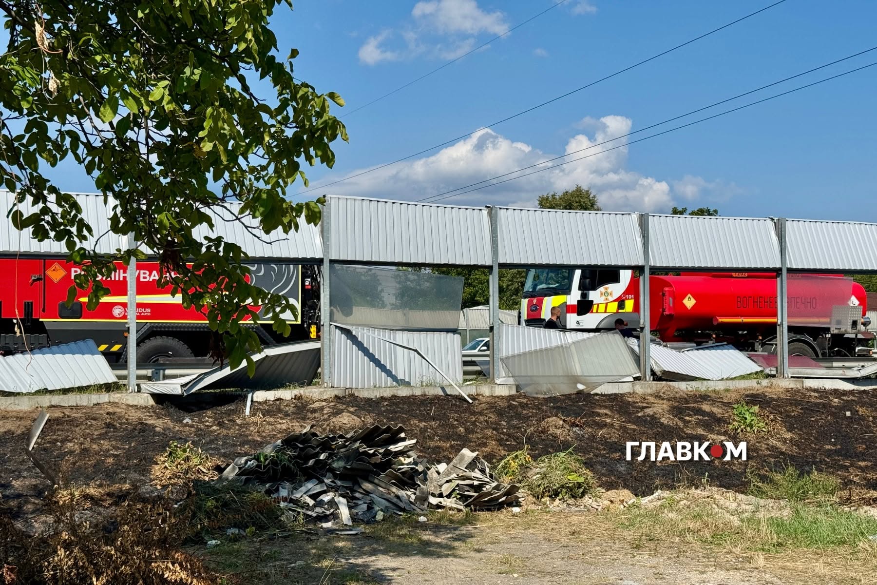 Пошкоджені паркани вздовж доріг