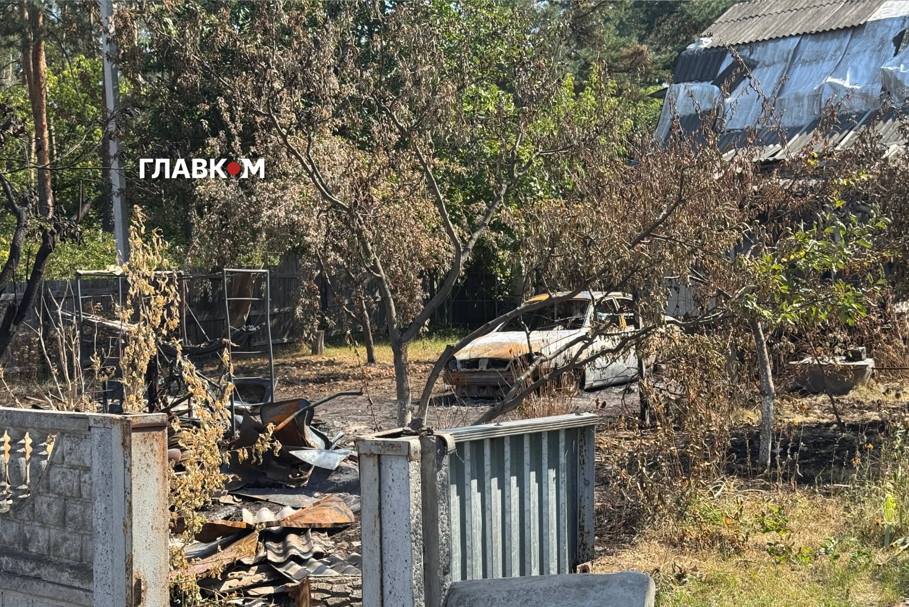 Обгорілий автомобіль у дворі, що постраждав від вибуху