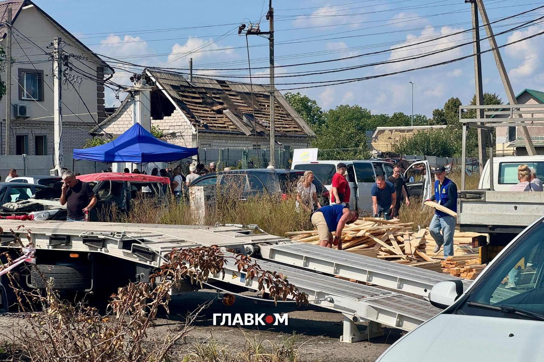 Волонтери привозять дошки та плівку для тимчасового ремонту дахів