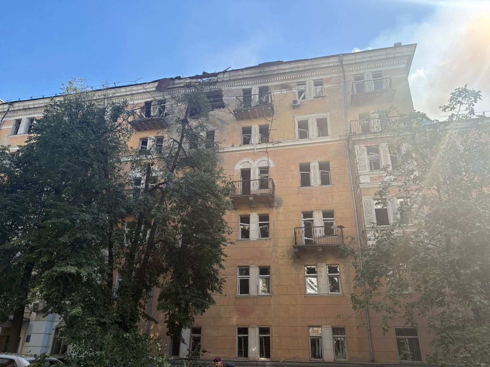 Ударом пошкодило верхній поверх будівлі