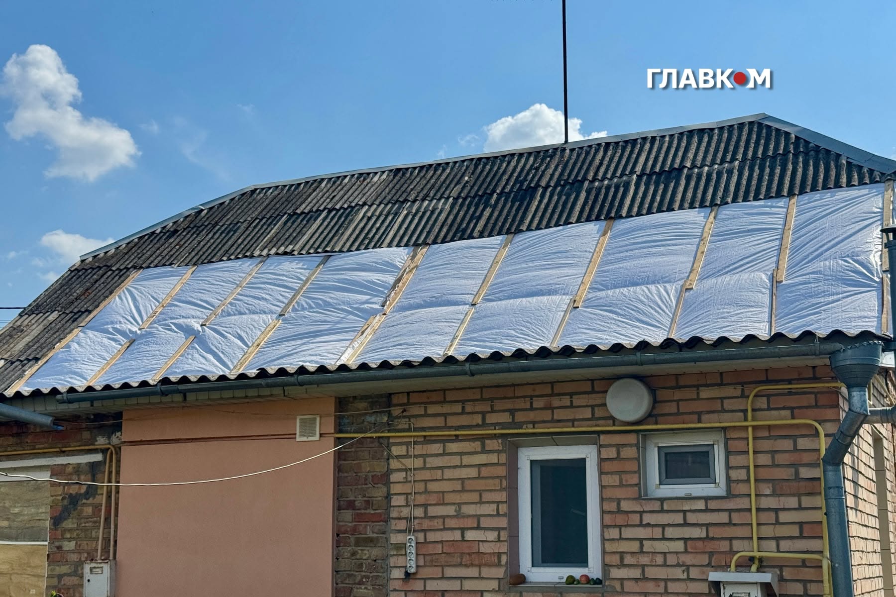Родичі Світлани закривають тимчасово дірки на даху будинку плівкою