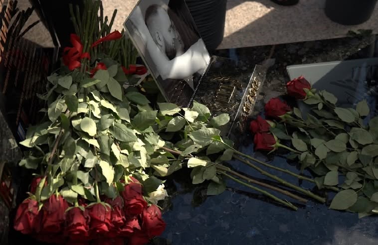Квіти на могилі захисника