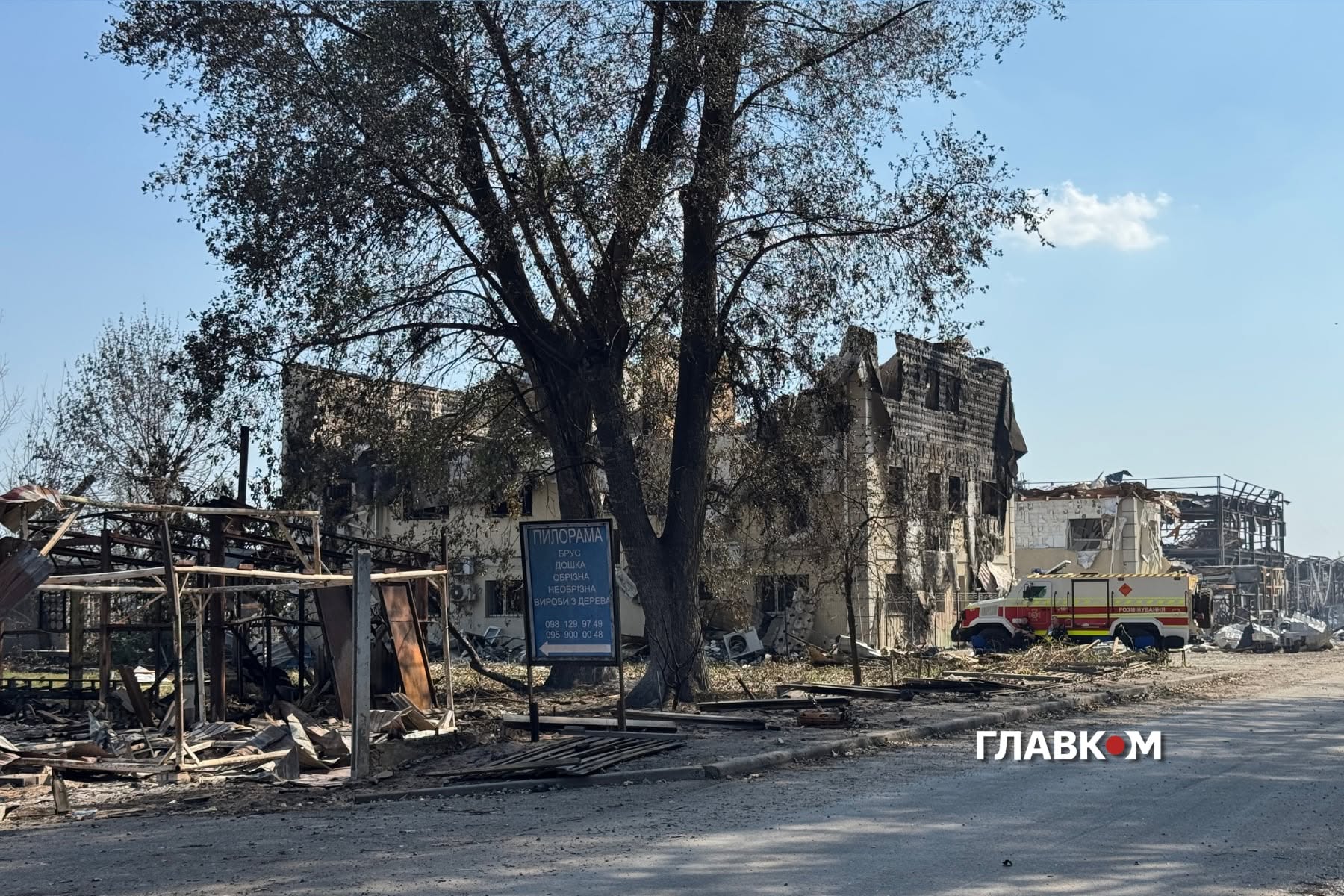 «До будинків залітали ящики з патронами». Репортаж із села Мила, що пережило масштабну детонацію фото 2