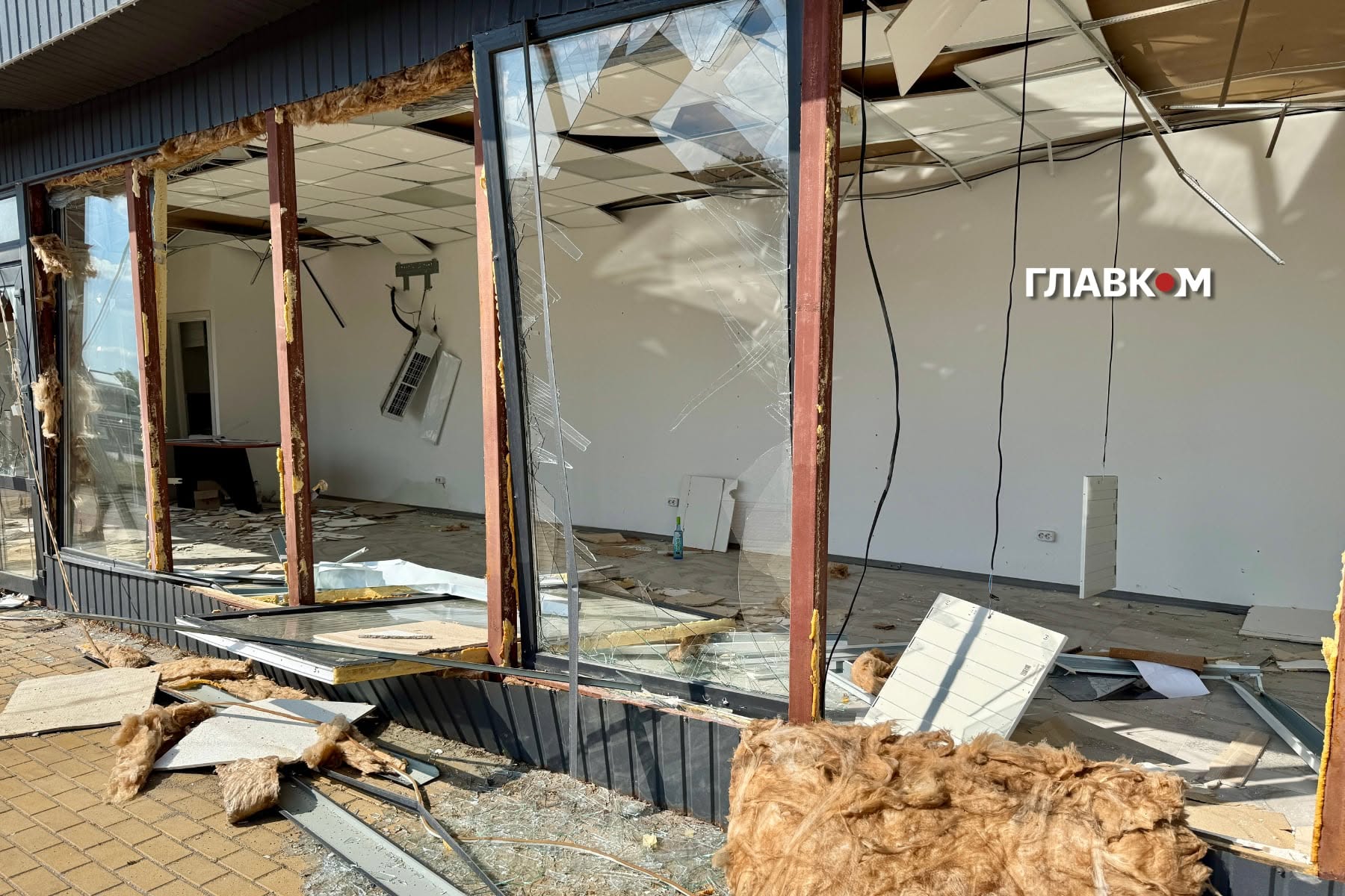 Один з магазинів, якого дістала вибухова хвиля – побита стеля і вікна