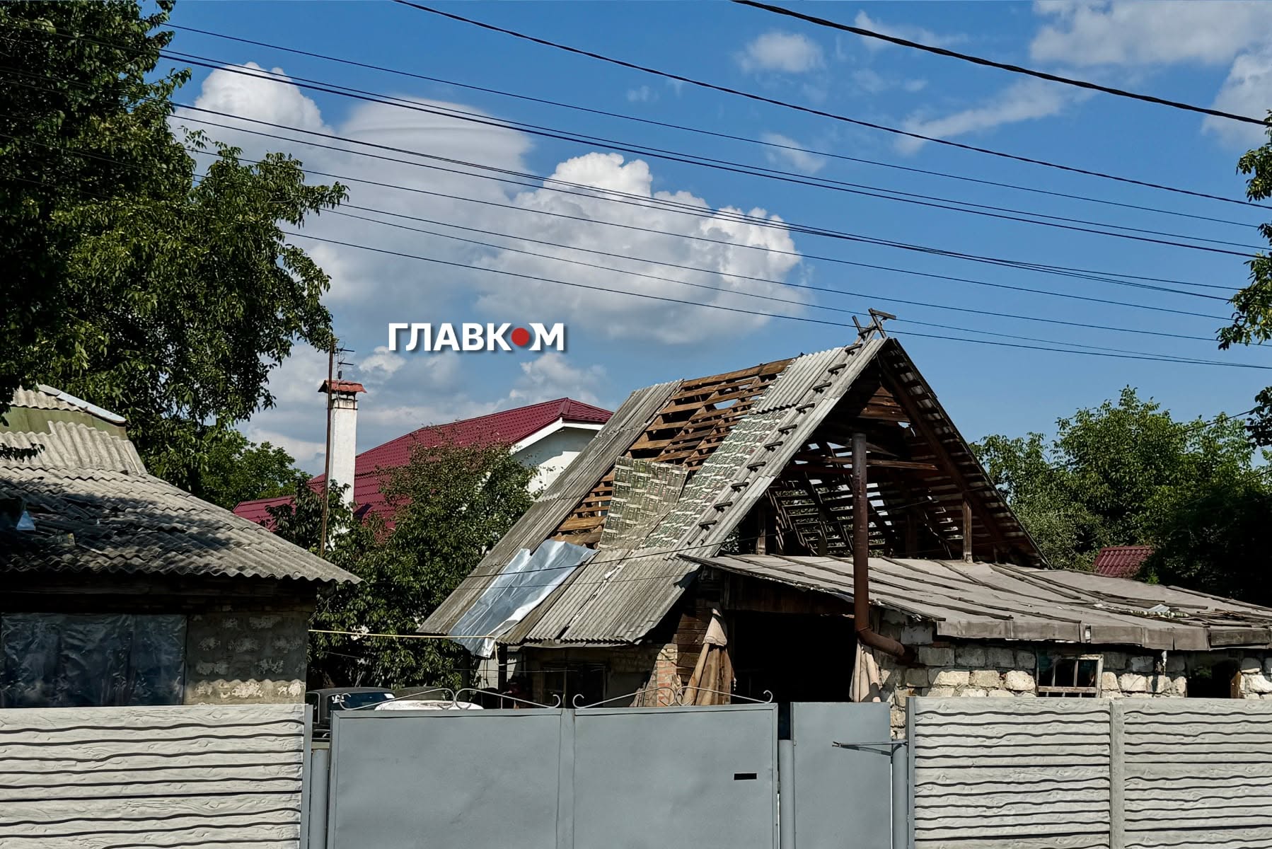 Будинок з розібраним дахом неподалік траси
