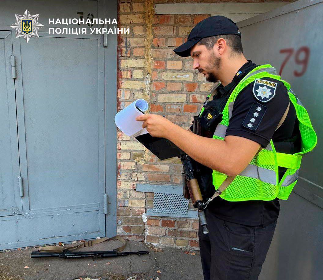 Військовий з трофейним автоматом погрожував перехожому в Києві: деталі затримання фото 1