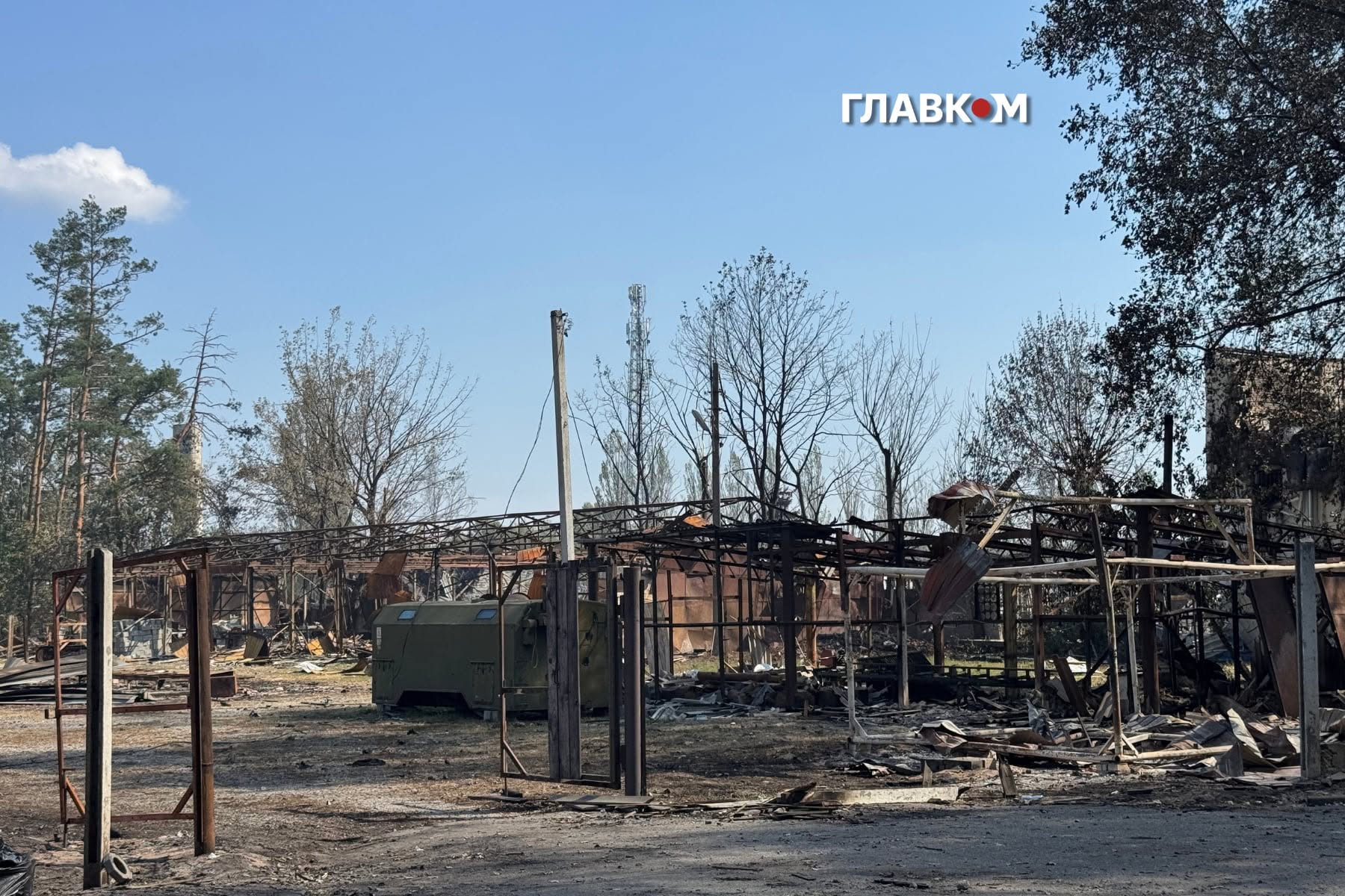 Металевий каркас, що лишився від однієї зі складських споруд