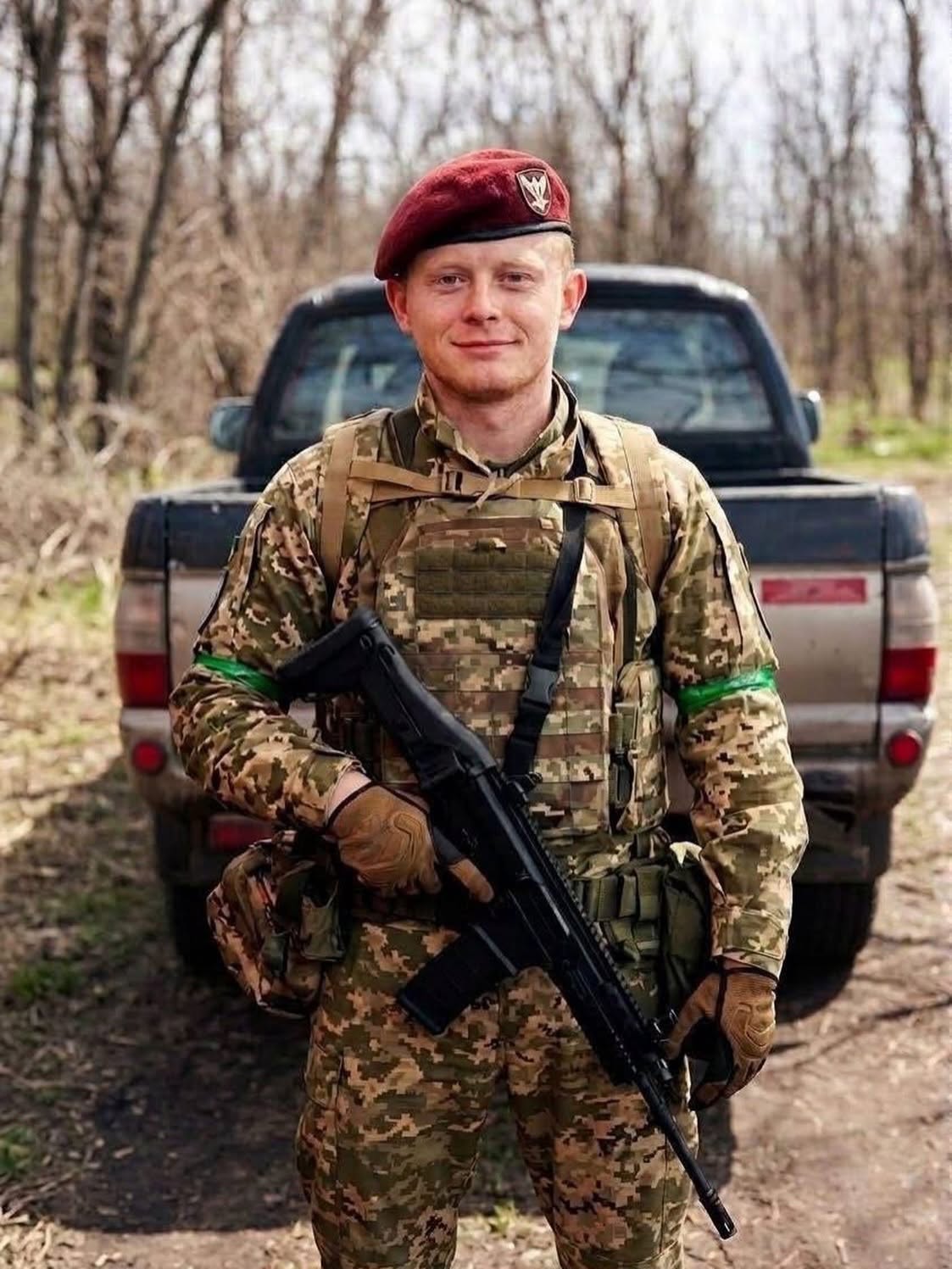 Військову службу Ткач проходив на посаді командира екіпажу безпілотних авіаційних комплексів 