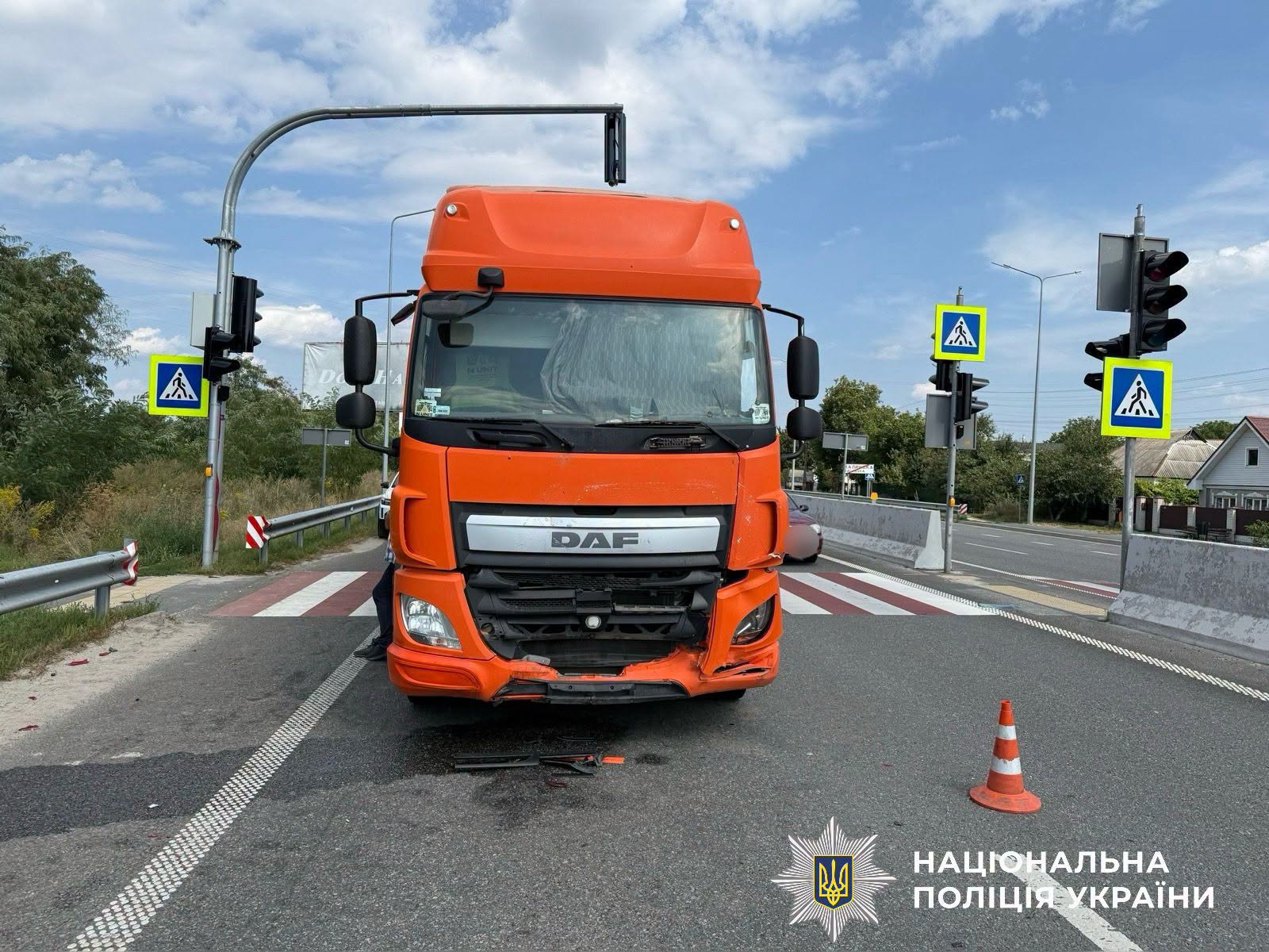  72-річний керманич вантажівки DAF не дотримався безпечної швидкості руху та дистанції й допустив зіткнення з Renault