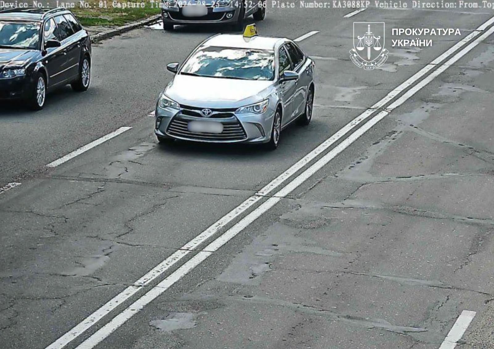 Автомобіль таксі, який мав доставити гроші підозрюваним