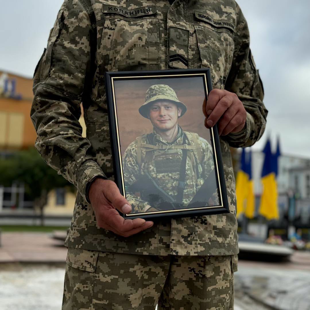Траурний портрет захисника України Євгенія Ткача 