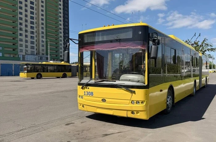 Два тролейбуси у Києві змінили маршрути через російську атаку