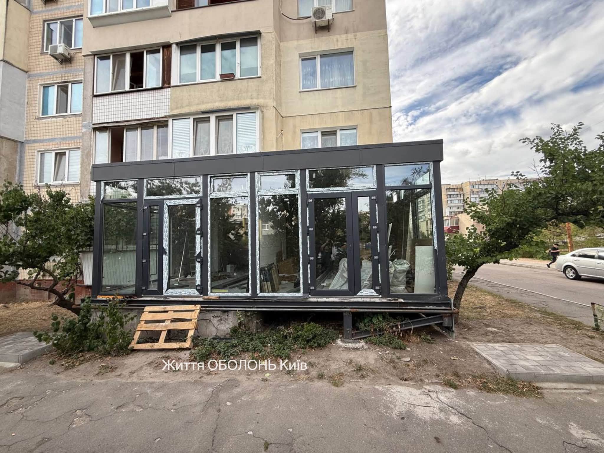 Замість балкона – прибудова для бізнесу: на Оболоні виникли суперечки через самобуд фото 3