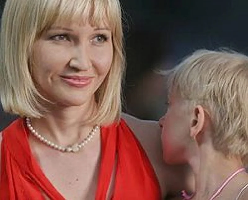 Катерина Пінчук разом з матір’ю Оленою Пінчук під час благодійного концерту Елтона Джона в Києві у 2007 році