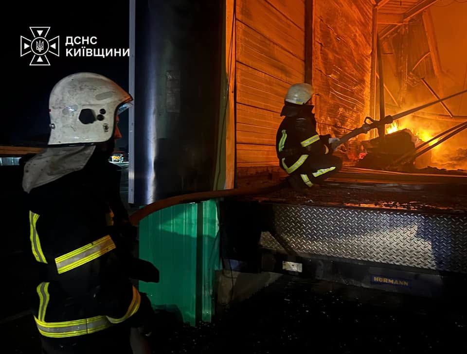 Рятувальники всю ніч працювали на місці пожежі