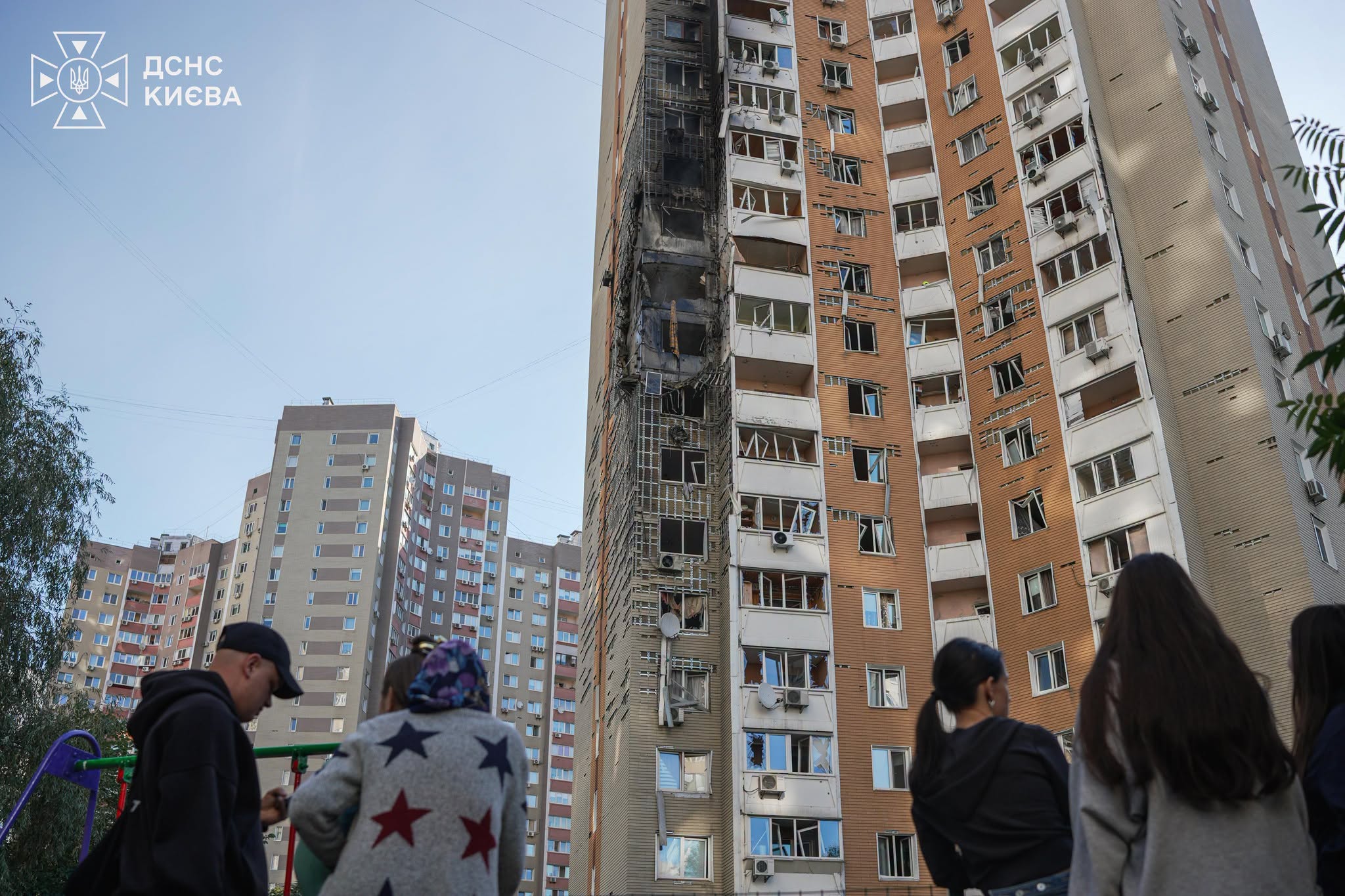 Жителі будинку чекають на завершення рятувальної операції