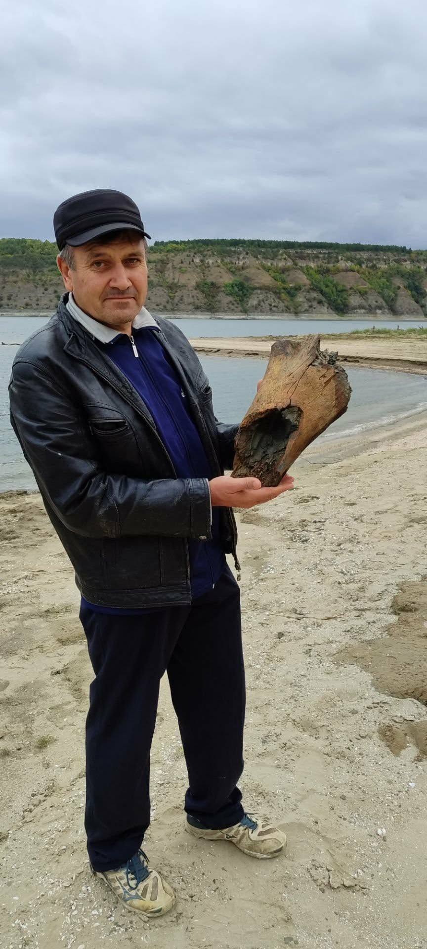 Фрагмент кістки мамонта, знайдений у мілководді біля затопленого села Кормань  
