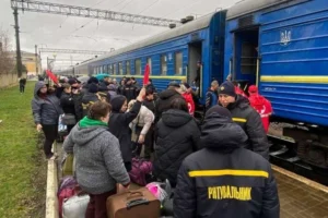 Пішла в укриття, а потяг поїхав. Журналістка вказала на проблему нових правил «Укрзалізниця»
