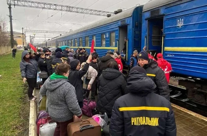 Пішла в укриття, а потяг поїхав. Журналістка вказала на проблему нових правил «Укрзалізниця»
