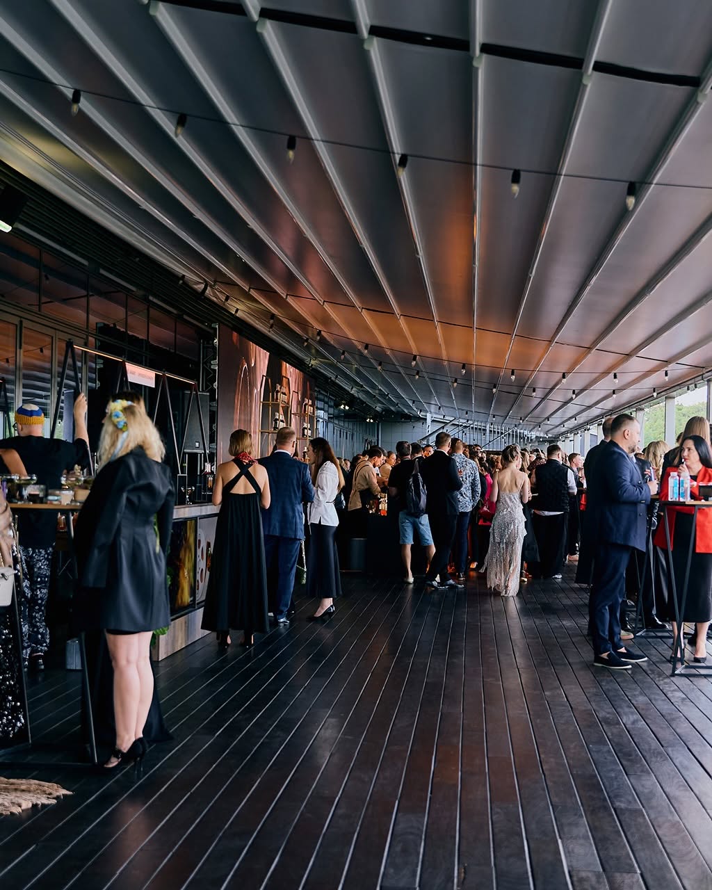 Гості фестивалю на терасі КВЦ «Парковий» 
