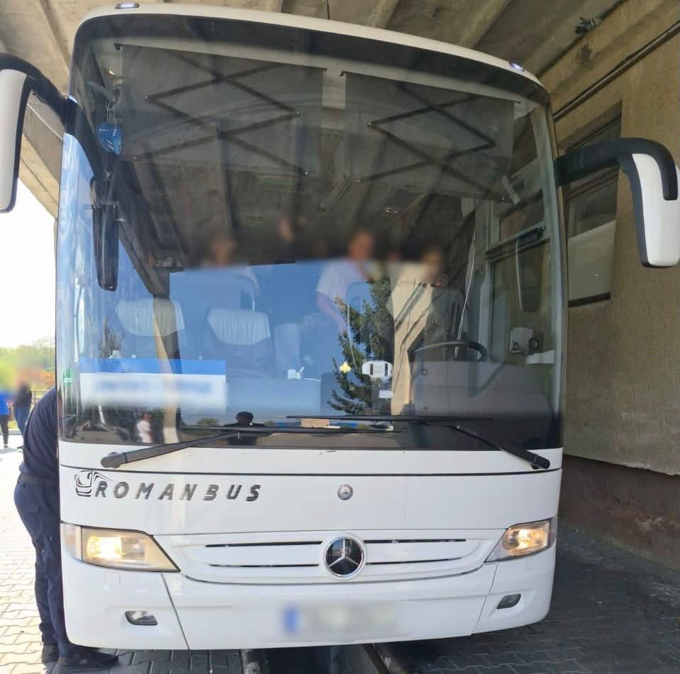 На Закарпатті прикордонники виявили в рейсовому автобусі 6кг срібла. Його ховали в несподіваному місці фото 1
