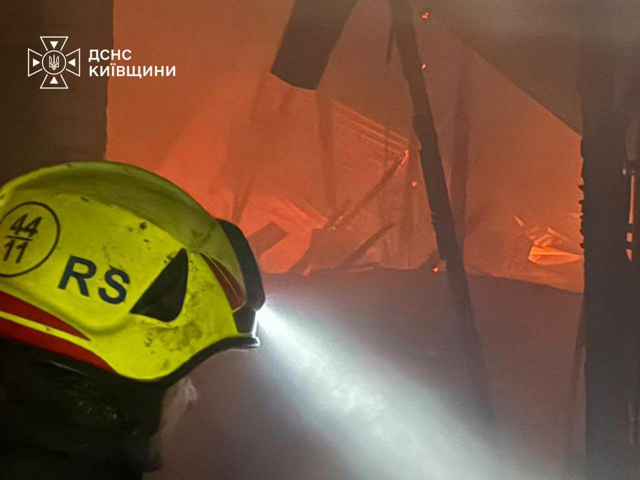 Рятувальники гасять пожежі, спричинені ворожими обстрілами