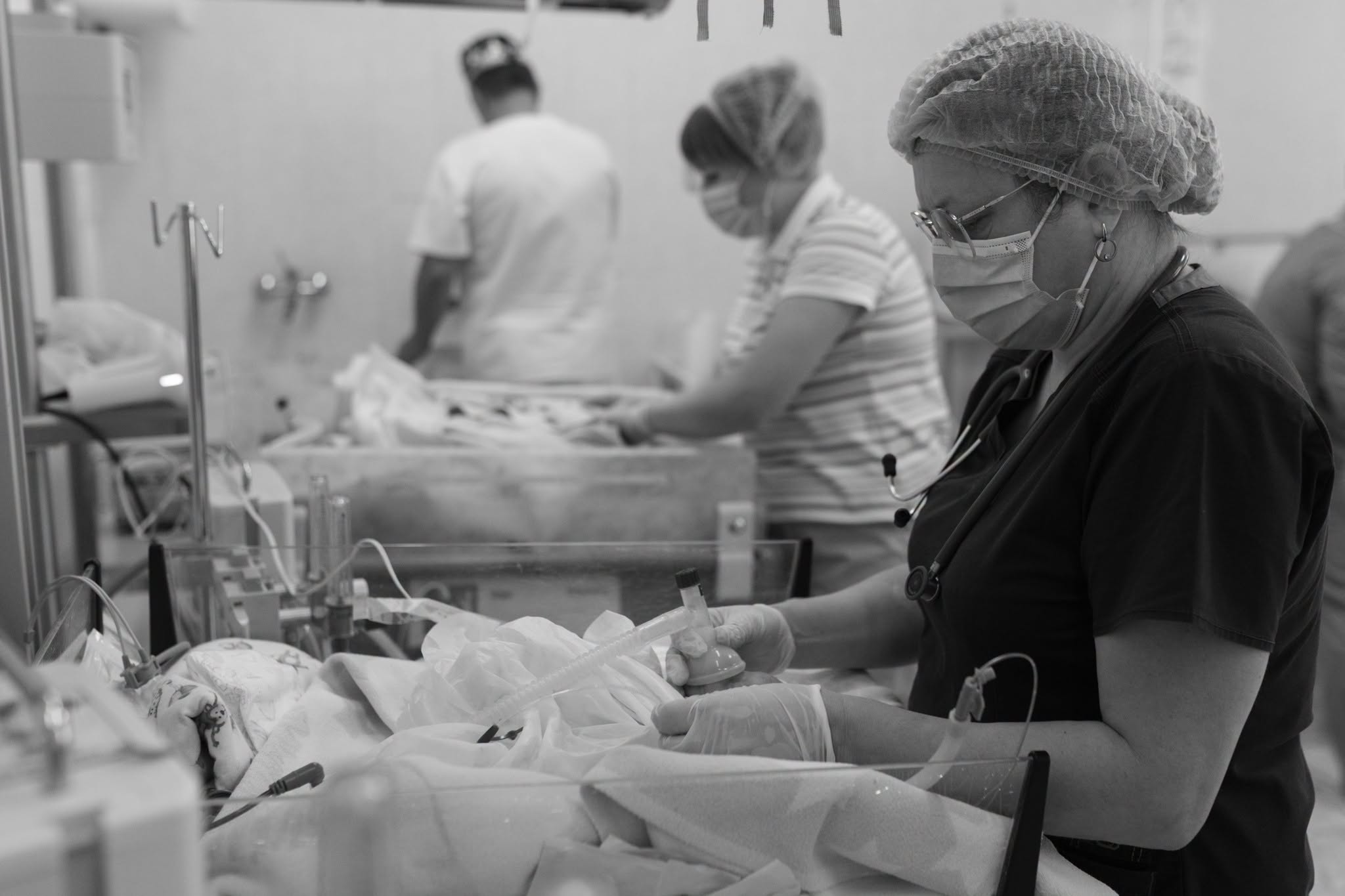 Усі троє малюків дихають самостійно та перебувають під постійним наглядом фахівців Центру